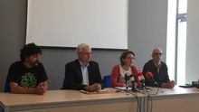La consellera de Medio Ambiente, Elena Cebrián, junto a Jürgen Resch (izquierda).