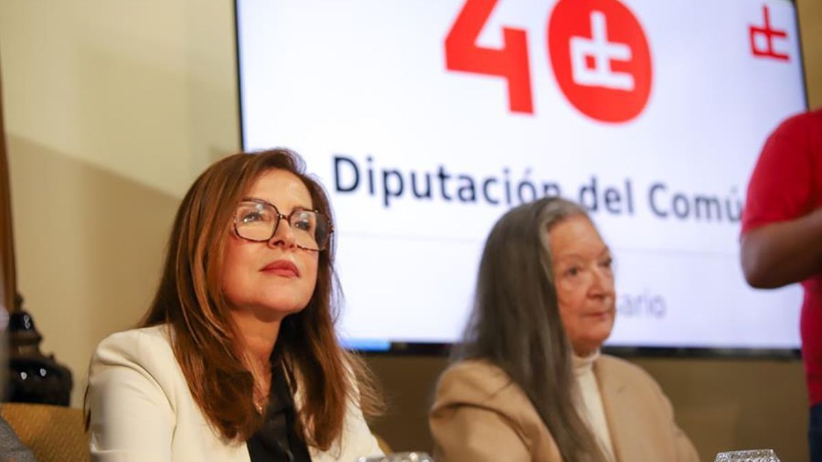 La actual Diputada del Común, Dolores Padrón (i), acompañada de la escritora Elsa López,  en el acto de conmemoración del 40 aniversario de la institución celebrado este miércoles en la Casa Salazar de Santa Cruz de La Palma.