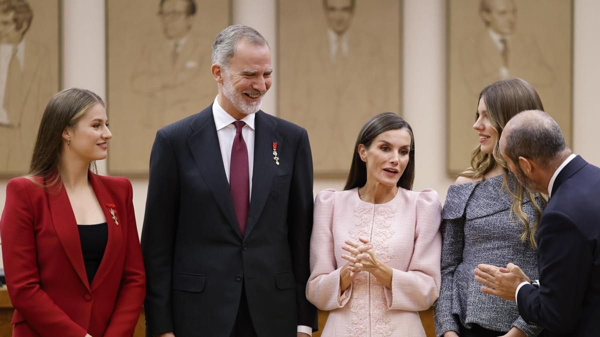 La princesa Leonor, el rey Felipe VI, la reina Letizia, la infanta Sofía y el presidente del Senado, Pedro Rollán, conversan al término del coloquio ’50 años después: la Corona en el tránsito a la democracia’.