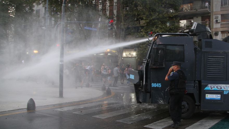 Fuerzas de seguridad avanzaron sobre los manifestantes con camiones hidrantes, balas de goma y gas pimienta