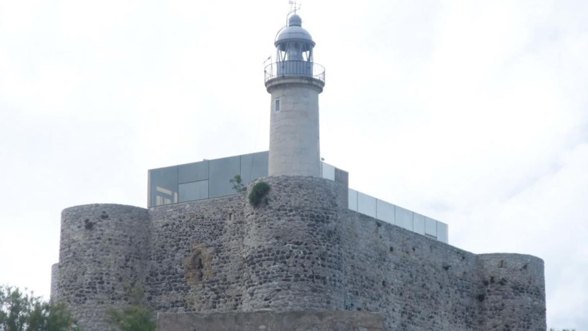 El año 1853 marcó un punto de inflexión en la historia del castillo con la instalación y encendido del faro en uno de sus torreones