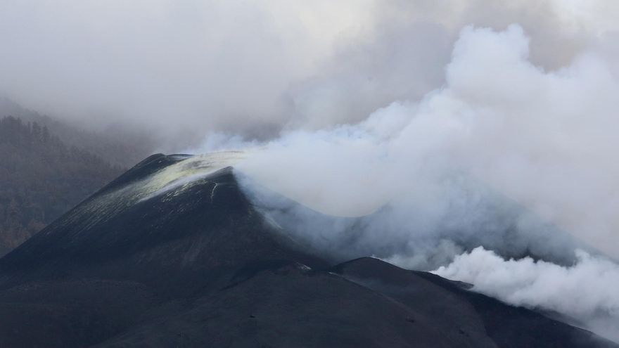 Imagen del volcán de La Palma en la que se puede apreciar depósitos de azufre