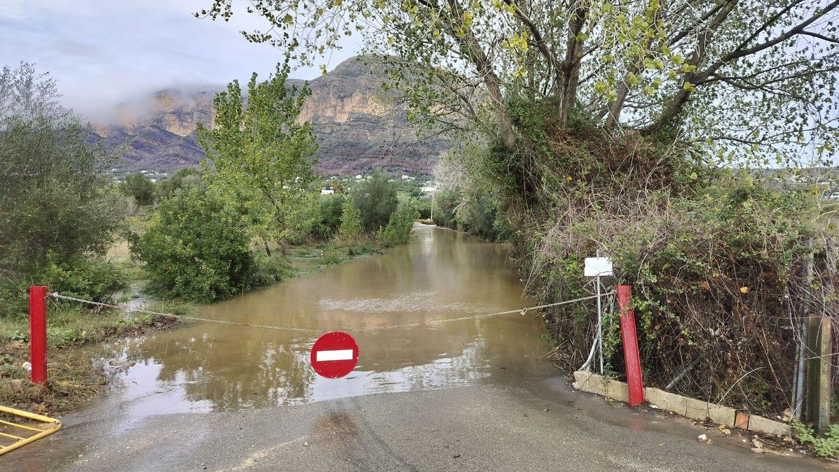 Una carretera inundada en Xàbia por la DANA del pasado 29 de octubre.