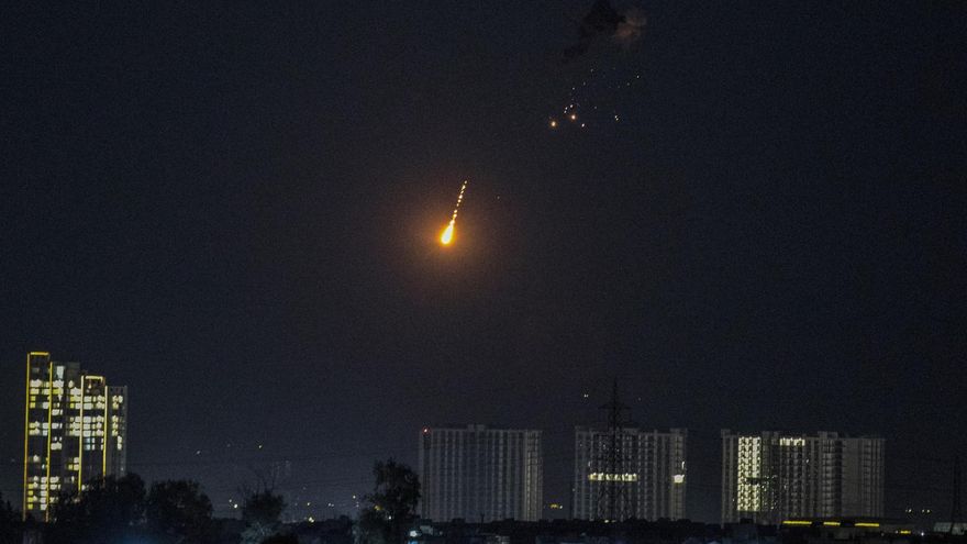 Un sistema antiaéreo intercepta un dron sobre el cielo de Erbil, en Irak, este martes.