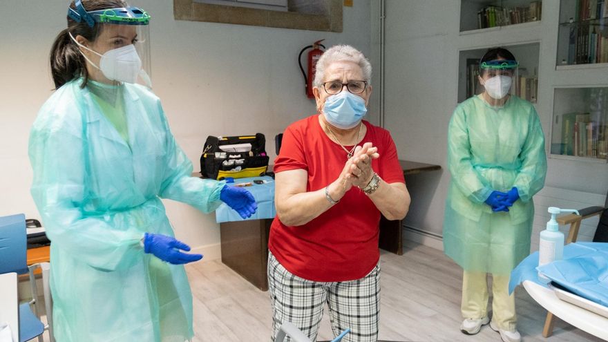 Nieves Cabo, de 82 años, la primera persona en recibir la vacuna contra la COVID-19 en Galicia