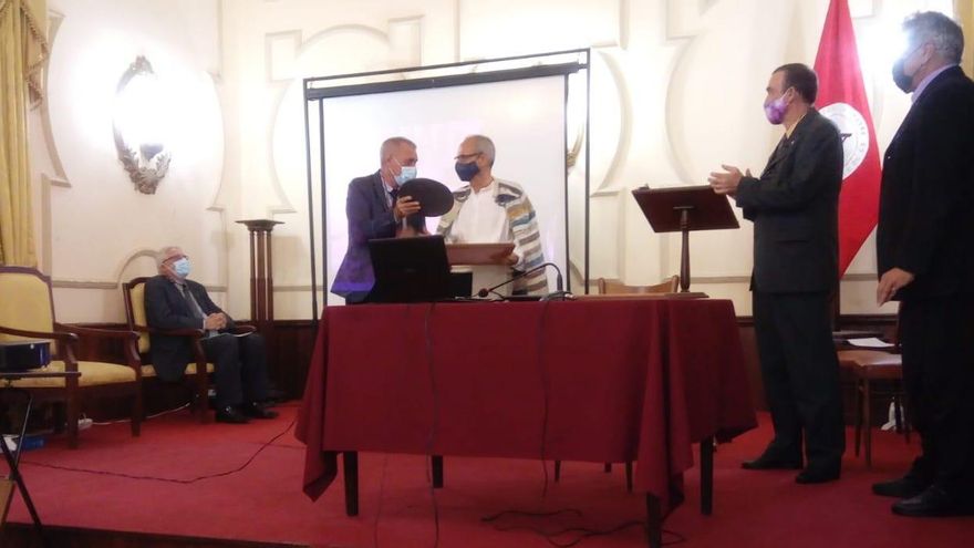 Manuel Lorenzo Arrocha entrega a Mario Sosa el Diploma de Honor.