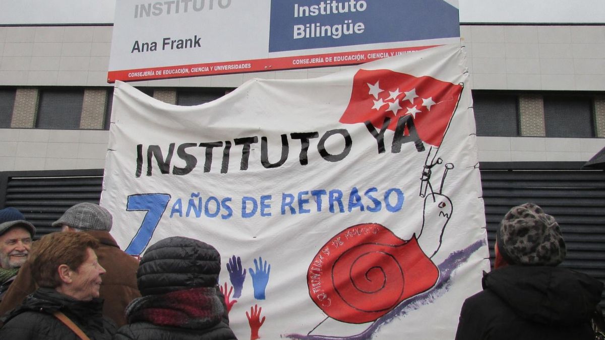 Aravaca protesta por el instituto público que lleva siete años cerrado: "Este es un colegio para todos"