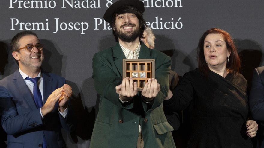 El escritor David Uclés gana el 82º Premio Nadal con 'La ciudad de las luces muertas'