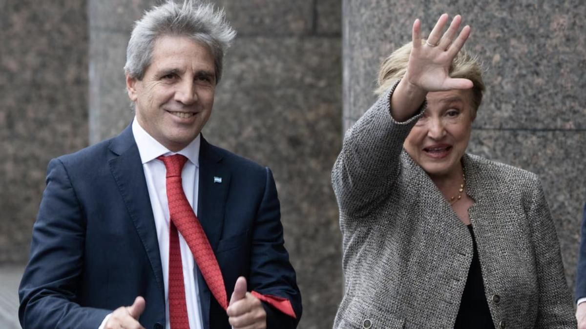 La directora gerente del Fondo Monetario Internacional (FMI), Kristalina Georgieva, con Luis Caputo en la sede del Ministerio de Economía, este lunes.