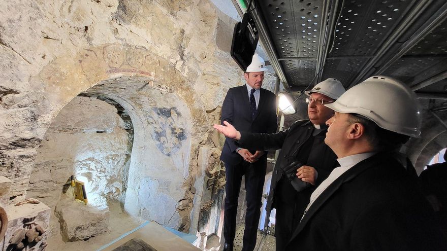 Un hallazgo rodeado de opacidad: una restauración en la catedral de Santiago encuentra una ventana románica