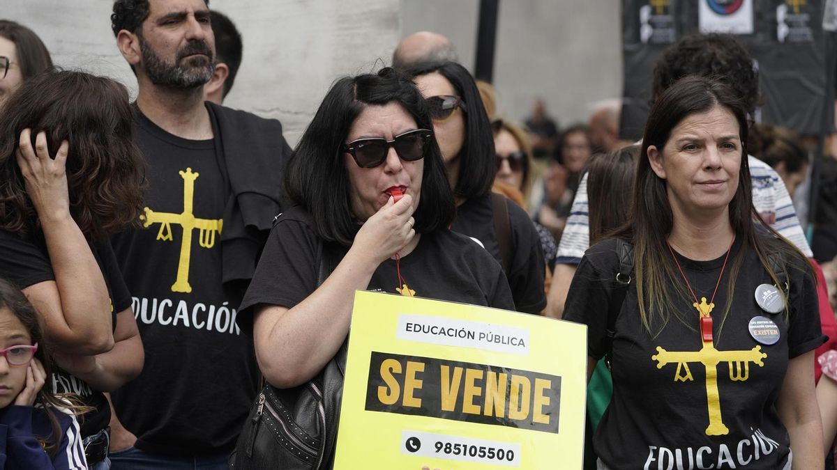 Los docentes se movilizan en Oviedo antes de retomar la negociación con el Principado