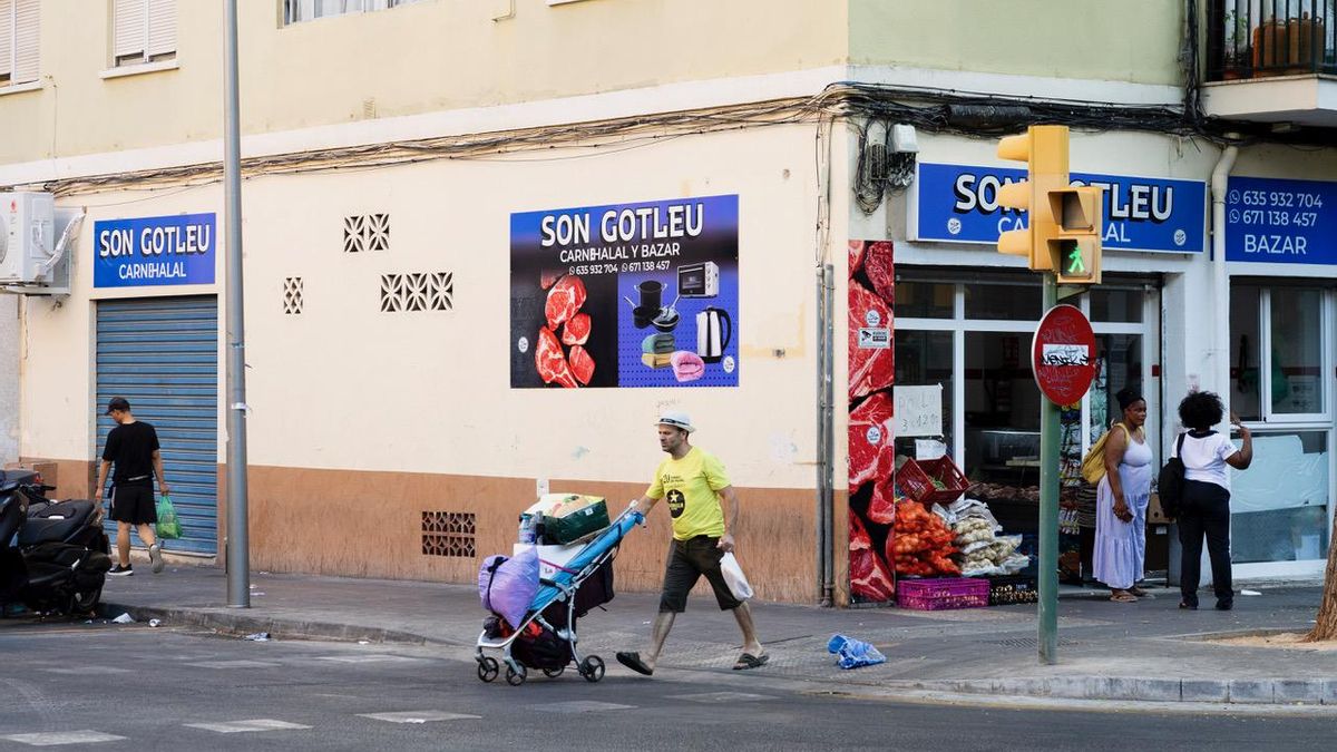 Un hombre empuja un carrito cargado de objetos que ha encontrado en la basura.