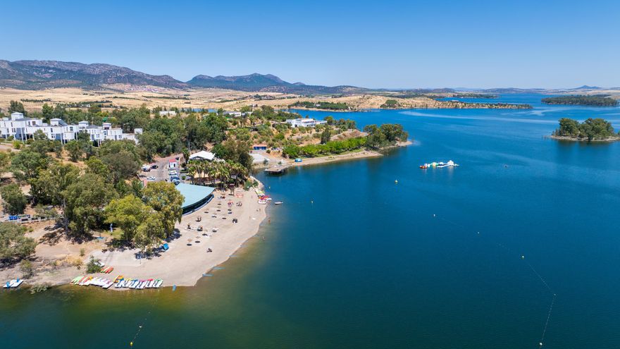 De 5.000 hectáreas y apto para el baño y para deportes acuáticos, es el mayor embalse del tramo medio del río Guadiana