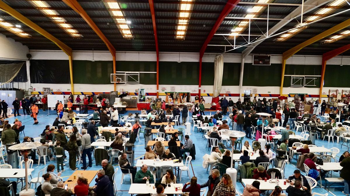 Imágenes de los vecinos desalojados de Grazalema en el polideportivo El Fuerte de Ronda. A 15 de febrero de 2026 en Ronda, Málaga