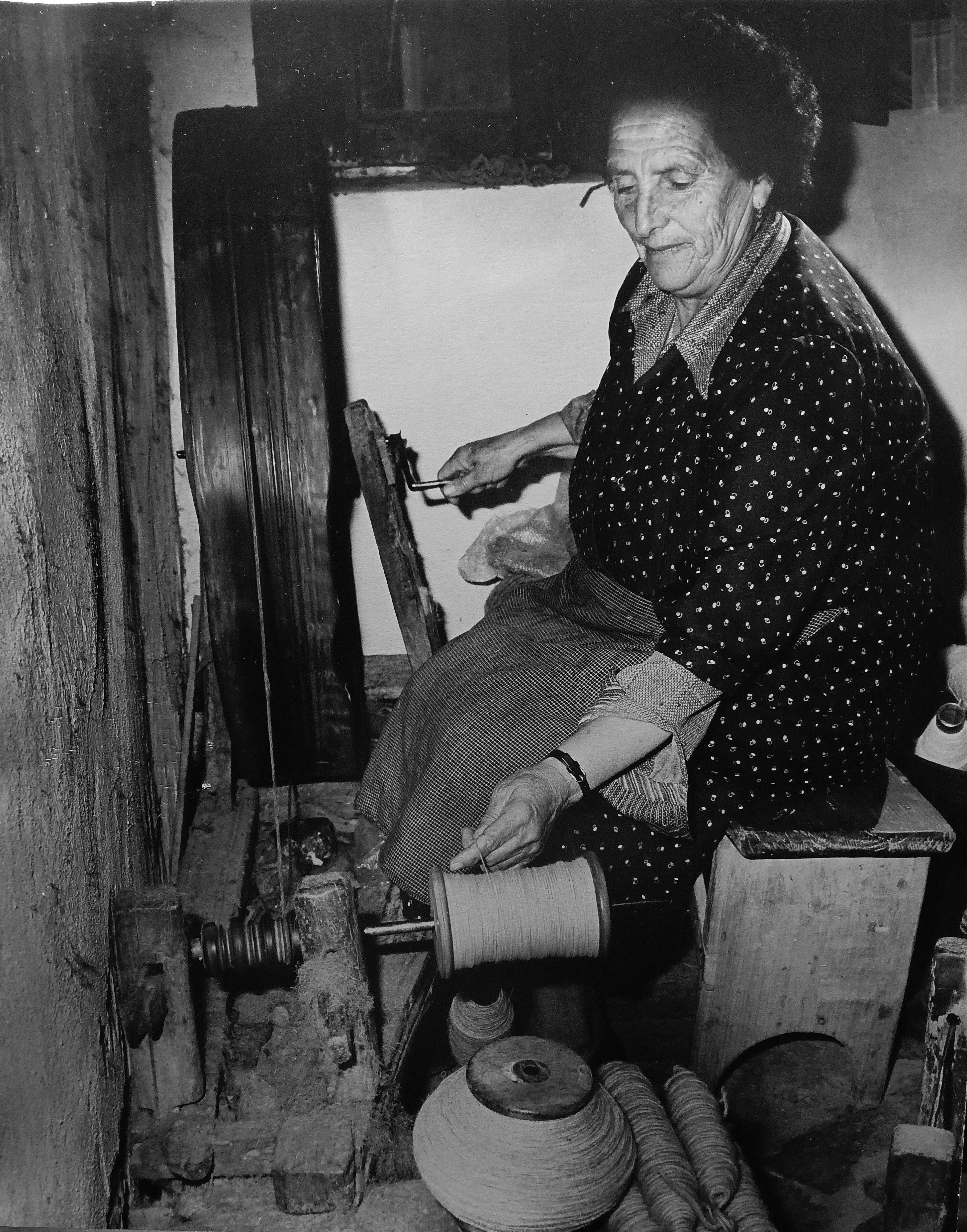 Dolores Fernández Geijo, en su faceta de artesana en el telar. 