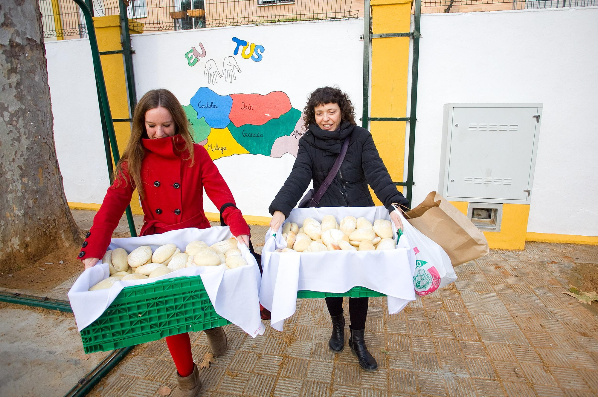 Miembros del AMPA del colegio Huerta de Santa Marina preparando el desayuno andaluz