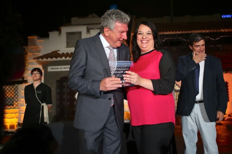 Pedro Quevedo entrega el galardón a la periodista Lucía Martínez. (ALEJANDRO RAMOS)