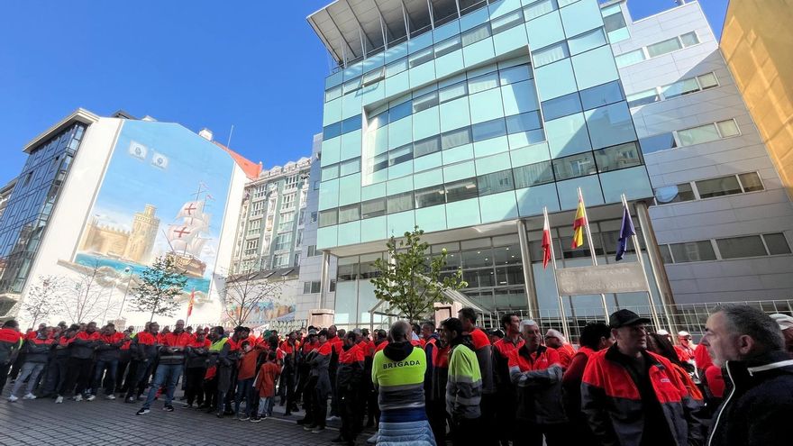 Unos 200 trabajadores de Bridgestone se concentran en el Gobierno de Cantabria para que informe sobre su mediación con la empresa