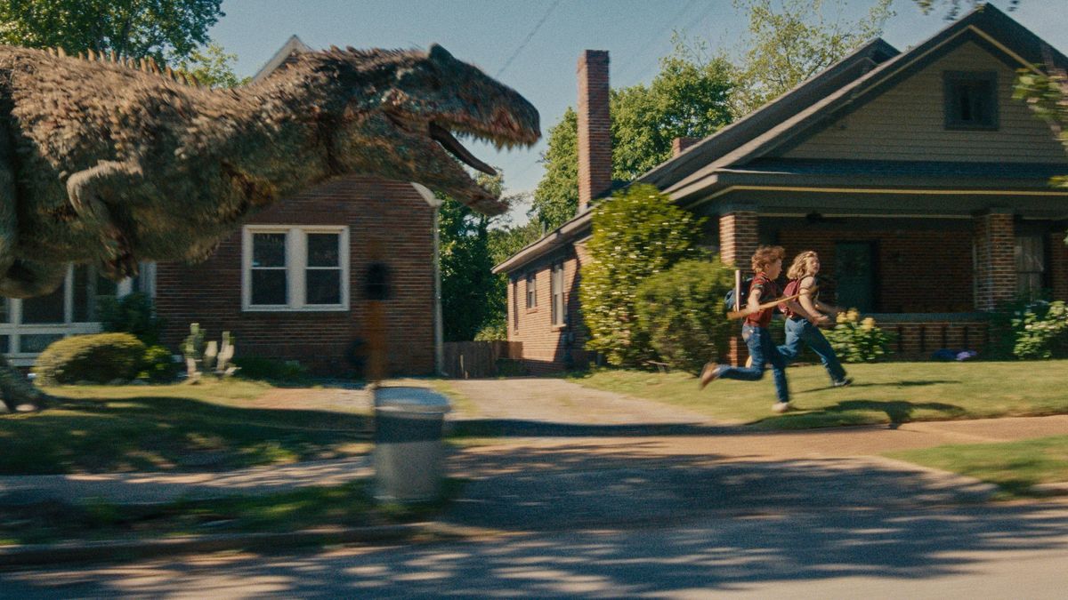 Un dinosaurio atraviesa sin cuidado alguno los jardines del suburbio americano