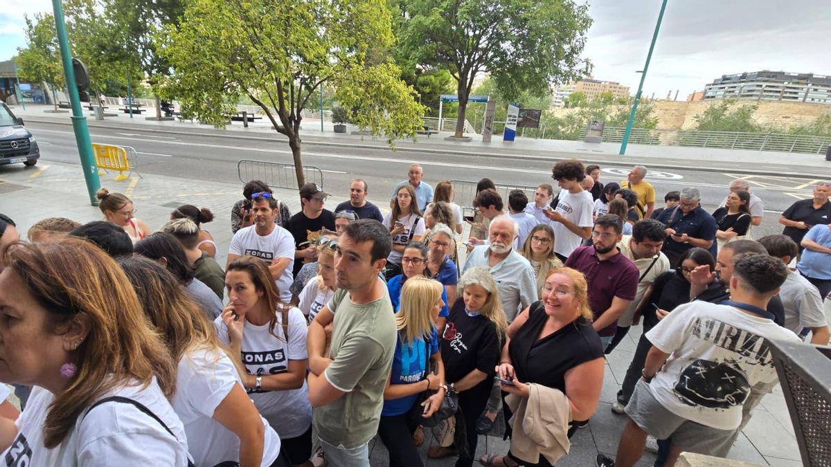Decenas de personas esperan a entrar en el salón de pleno del Ayuntamiento de Zaragoza.