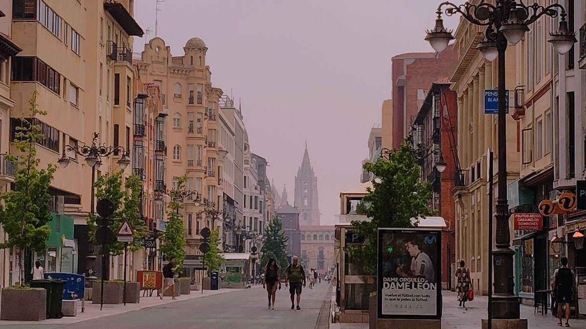 Humo y calima en Ordoño II de León.