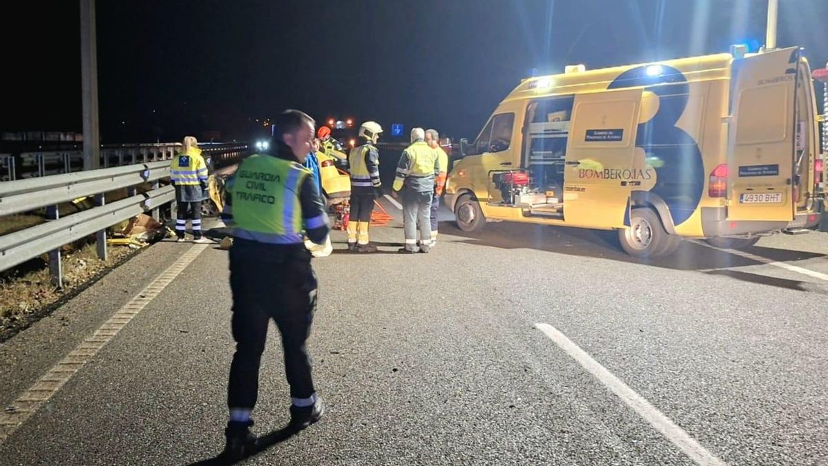 La Guardia Civil de Asturias investiga la muerte de una mujer tras chocar su coche con un autobús en el que viajaban 45 jóvenes