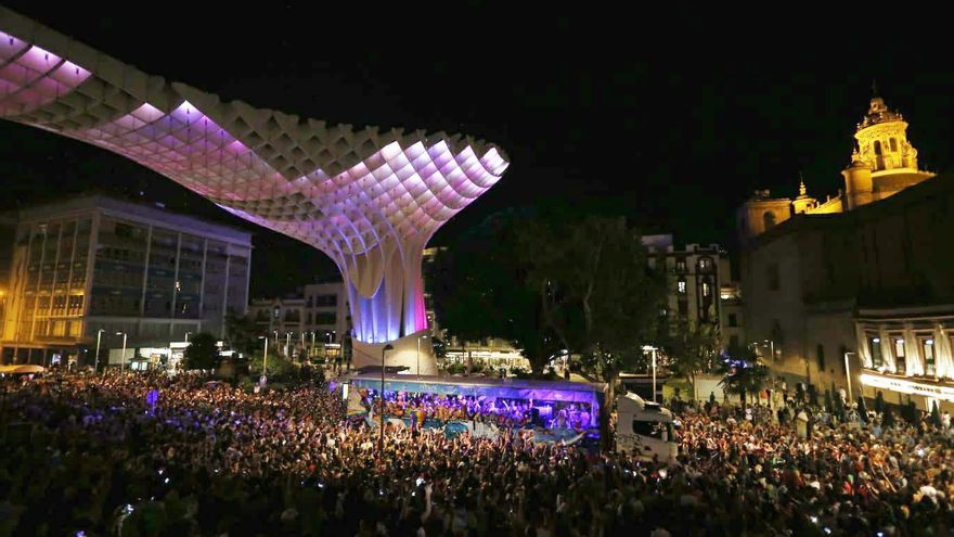 Miles de personas celebran el Orgullo 2022 en las setas de Sevilla