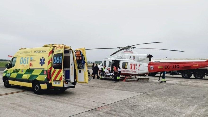 Evacuación de senderista lesionados en los acantilados de Cabo Quejo en Arnuero