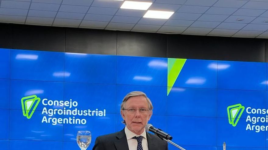 El blue moderó la suba pero en el cierre trepó hasta los 495 pesos