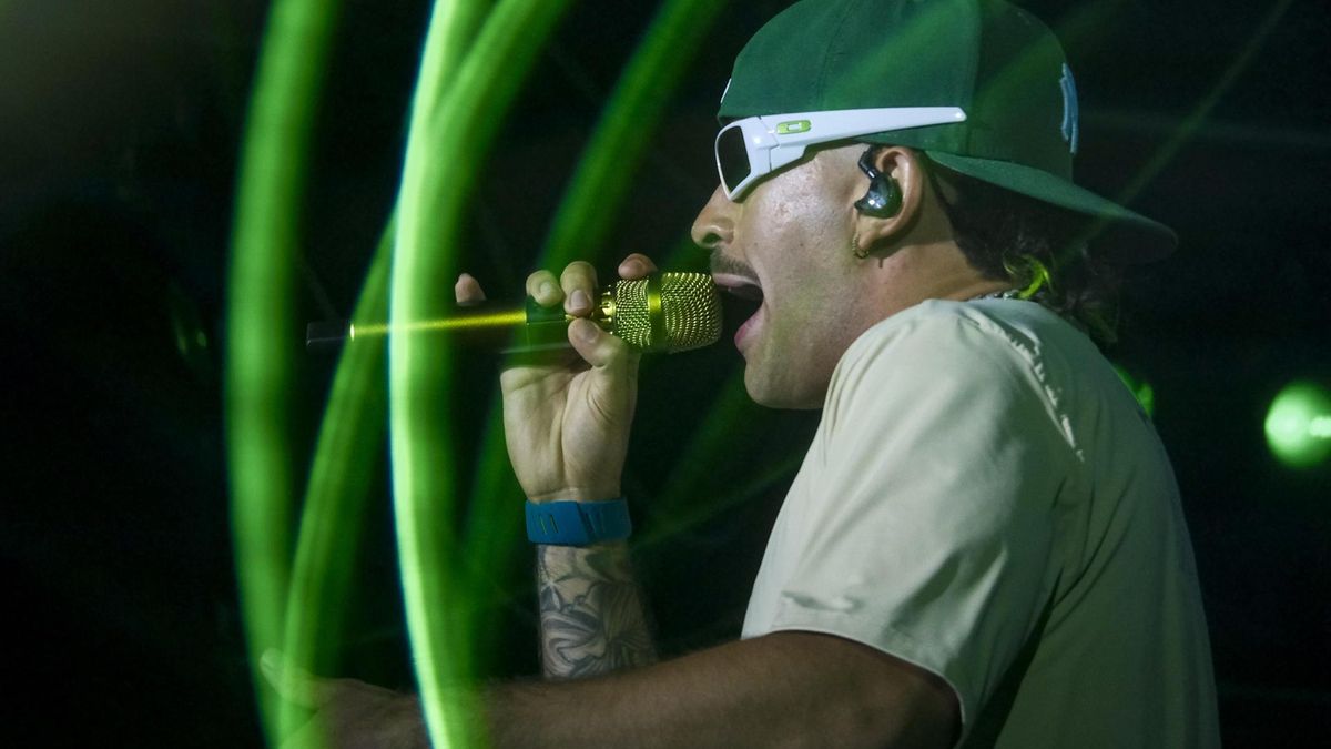El cantante colombiano Feid durante su actuación hoy viernes en el Estadio de Gran Canaria incluido en la segunda jornada del Gran Canaria Live Fest.