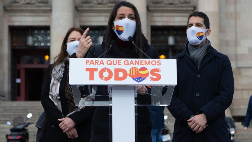 La presidenta de Ciudadanos Inés Arrimadas, acompañada por los diputados Marina Bravo (i) y Nacho Martin (d) atiende a la prensa tras votar por correo en las elecciones catalanas del 14F. EFE/Enric Fontcuberta