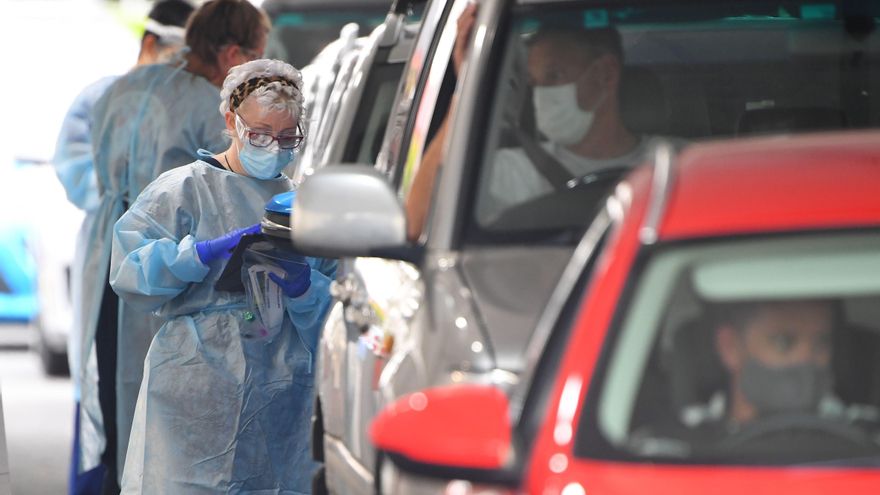 Trabajadores de la salud realizan pruebas a los conductores  en el Springers Leisure Centre en Cheltenham, Melbourne, Australia. EFE/EPA/JAMES ROSS