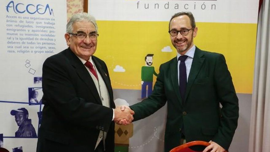 Carlos S. Campillo / ICAL Los presidentes de la ONG Accem y de la Fundación Alimerka, Pedro Puente (I) y Antonio Blanco (D) presentan un convenio de colaboración para apoyar los programas de integración sociolaboral de personas refugiadas