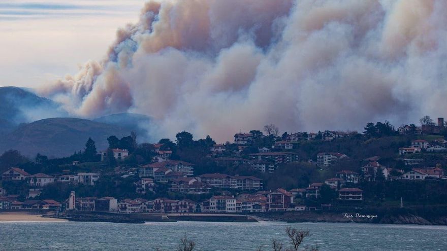 Medios de España y Francia para una "noche larga" con el fuego fuera de control entre Navarra y Gipuzkoa
