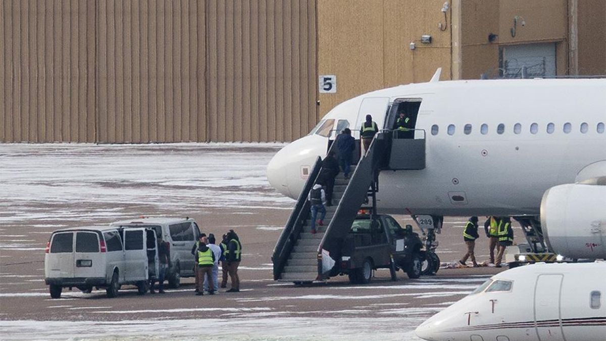 Uno de los aviones que deportan a personas detenidas por el ICE