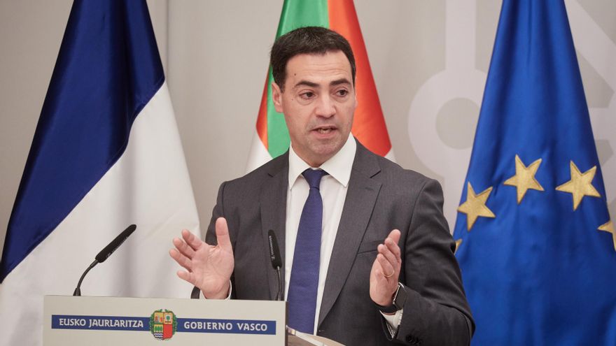 Archivo - El lehendakari, Imanol Pradales, durante una rueda de prensa en el Palacio de Navarra, a 25 de marzo de 2025, en Pamplona, Navarra