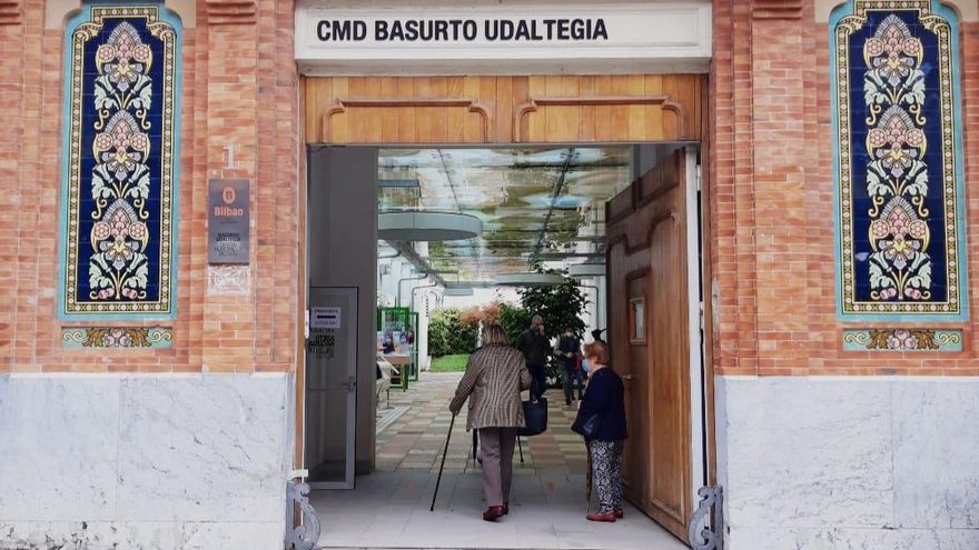 Catalina Velázquez espera a que su marido salga de vacunarse, mientras que el resto de personas van entrando de una en una