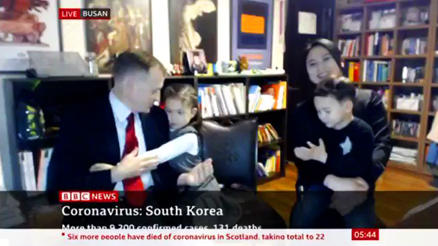 El padre más viral de la BBC reaparece tres años después, esta vez con sus hijos desde el principio de la entrevista