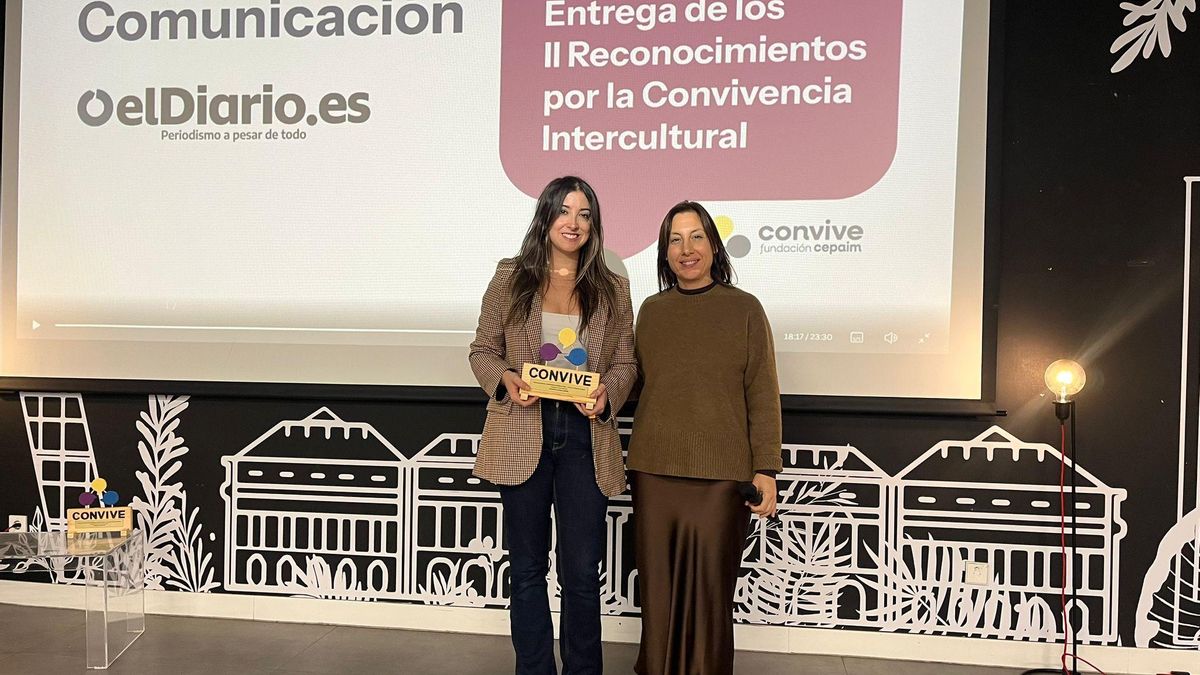 Gabriela Sánchez (izq) recibe el reconocimiento de Cepaim a la sección Desalampre