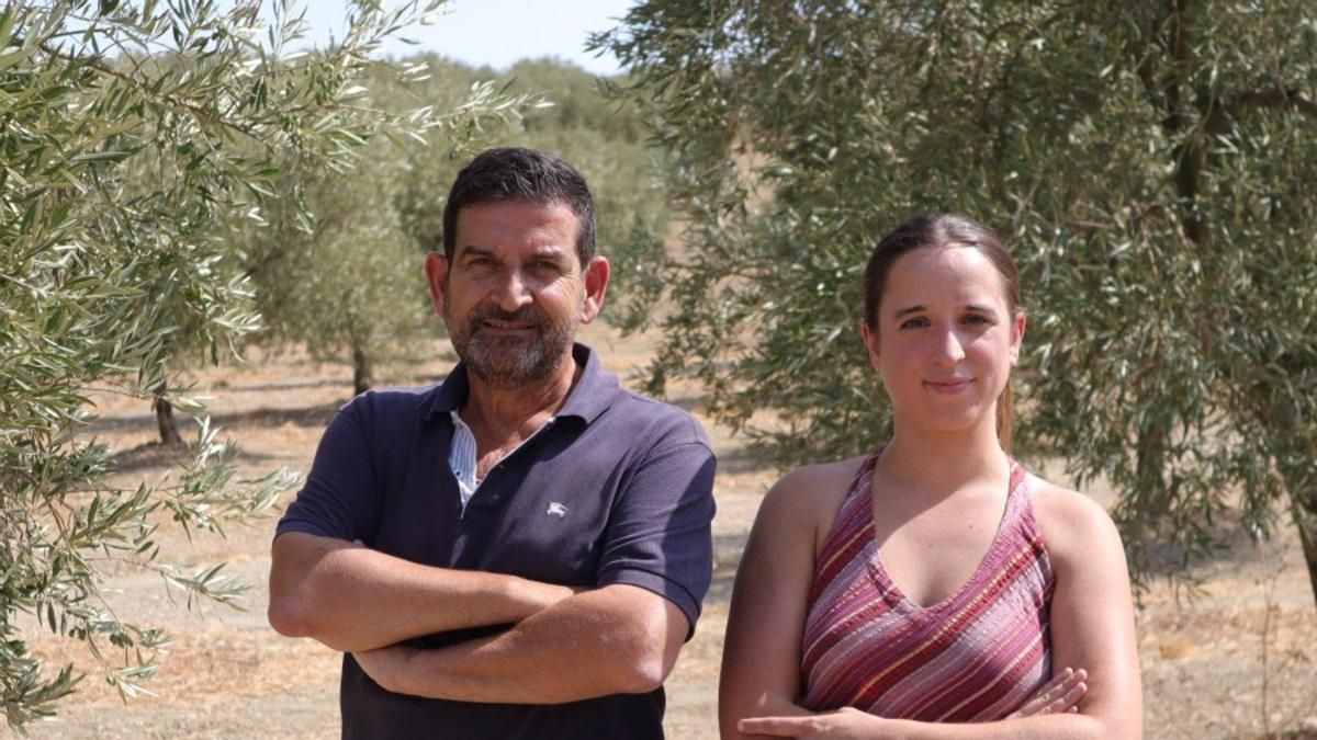 Imagen de los investigadores Adolfo Peña y Paula González, en un olivar con cárcavas.
