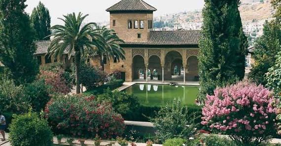 Jardín del Generalife en Granada. Ha conservado su primitiva distribución, su arquitectura, su vegetación y sus fuentes.
