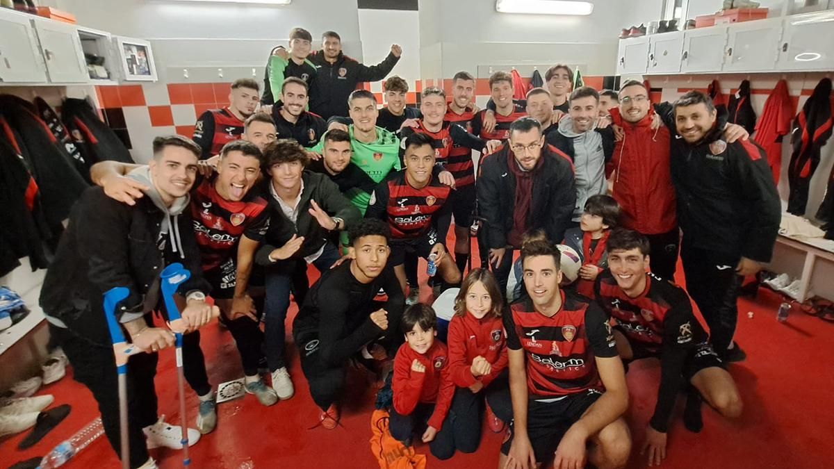 Jugadores del Salerm Puente Genil celebrando la victoria.