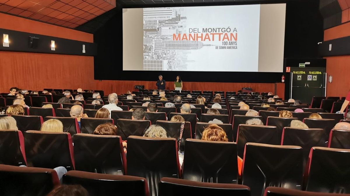 Juli Esteve y Esther Albert, en la presentación del largometraje en los cines Lys de València.