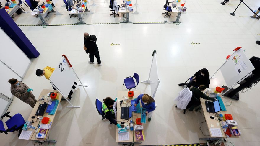 Sanitarios del ejército vacunan ciudadanos contra el covid-19 en el recinto ferial de Punta Arnela de Ferrol, el pasado viernes. EFE/ Kiko Delgado