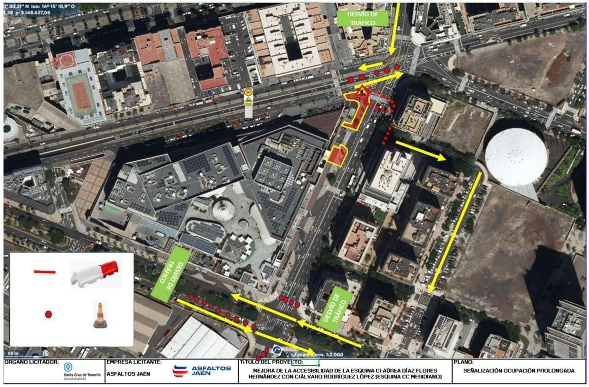 Afecciones al tráfico en Santa Cruz de Tenerife por trabajos en la calzada, en el entorno del Centro Comercial Meridiano.