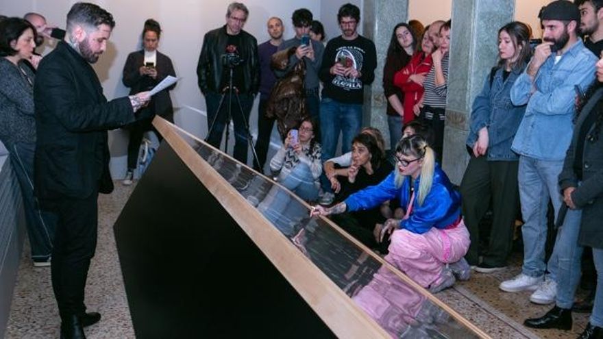 Abel Azcona cierra su obra dedicada a señalar los abusos en la Iglesia recitando casos de violaciones de menores