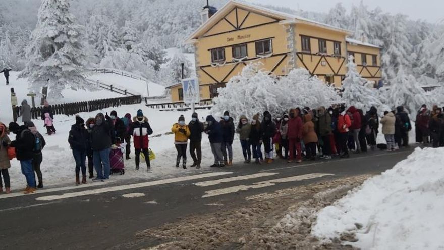 Evacuación de personas atrapadas por la nieve en el Puerto de Navacerrada de Madrid