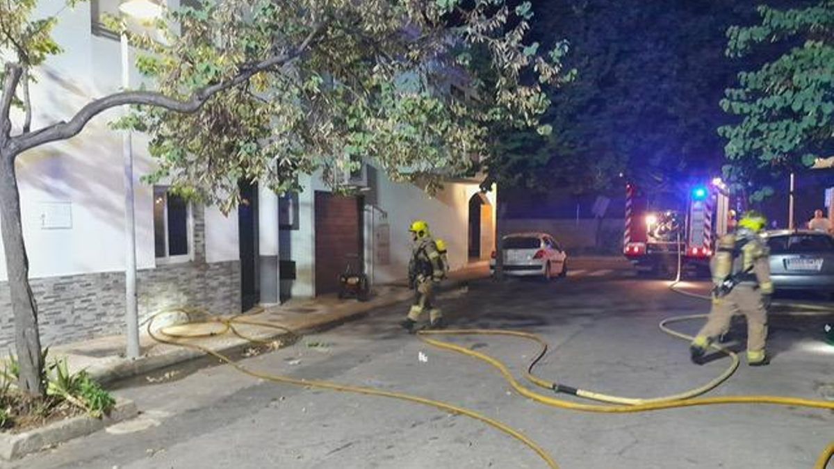 Bomberos del SEPEI de la Diputación de Cáceres durante los trabajos