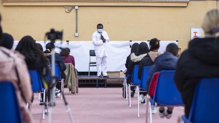 Actuación del poeta, actor y dramaturgo Liki Loribo
