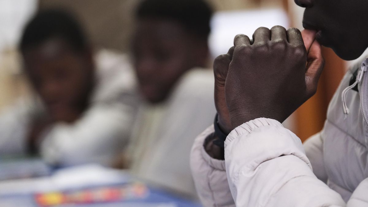 Souleiman, Babacar, Omar, Mamadou, Birame, Ibrahim, Mussa y Mahruf hacen las maletas en Tenerife para mudarse a centros para menores de la España peninsular. Llegaron a Canarias en cayuco en 2023 y 2024, tienen entre 13 y 15 años y llevan todos sobre sus hombros la esperanza de sus familias. En la imagen,  asisten a una clase de español en el centro de acogida del municipio de La Laguna donde residían. EFE/Alberto Valdés